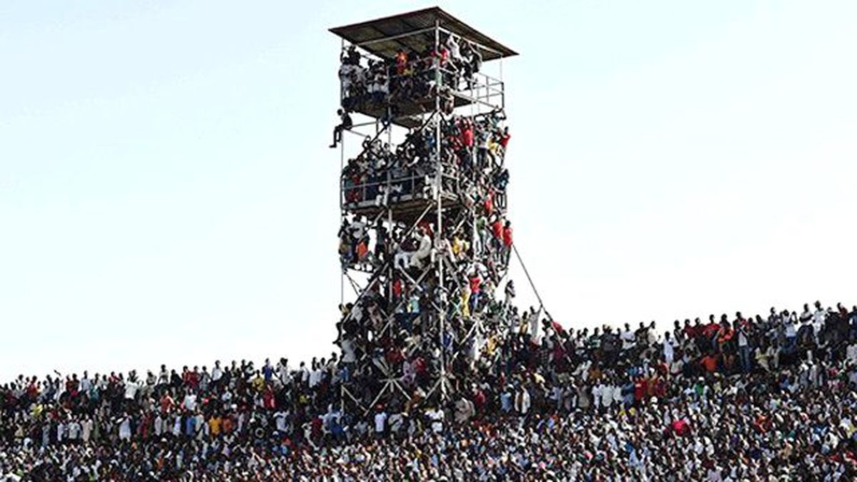 Nijerya - Mısır Maçını Taraftarlar Aydınlatma Direklerinden İzledi