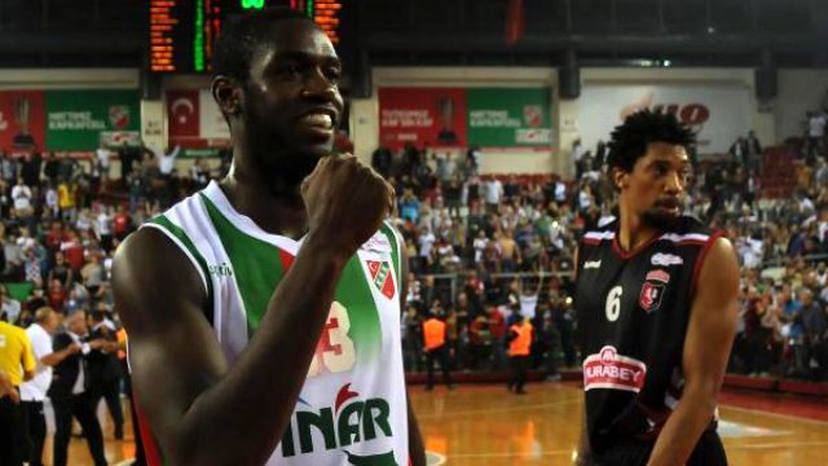 Uşak Sportif - Pınar Karşıyaka Maçında Olaylar Çıktı