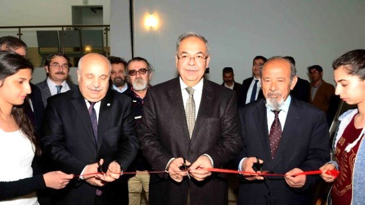 Podyumlardan-vitrinlerden Resim Sergisi Açıldı