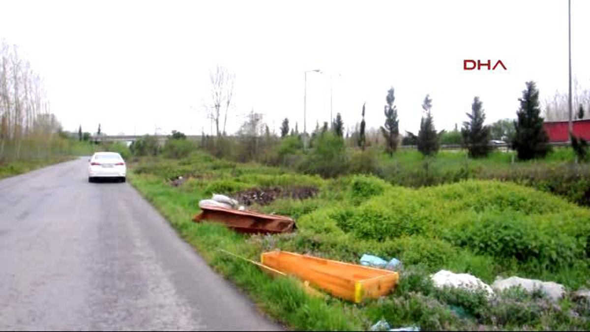 Yol Kenarına Atılan Tabutlar Panik Yarattı
