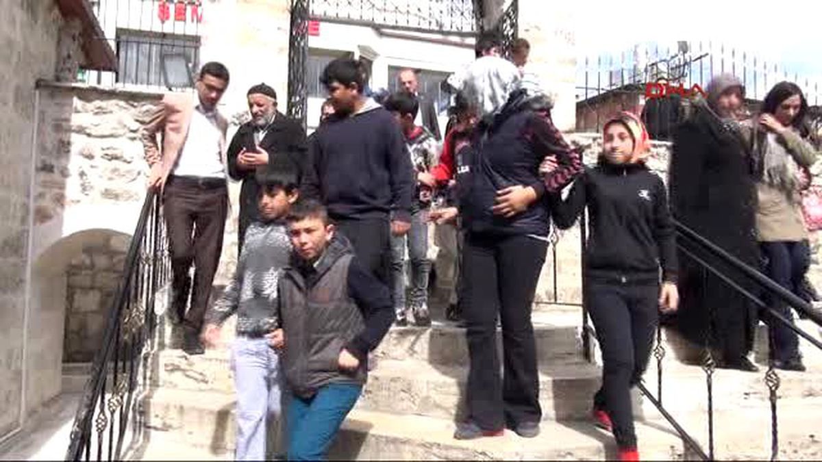 Sivas İşitme Engelliler Sivas\'ta Türbeleri Gezdi