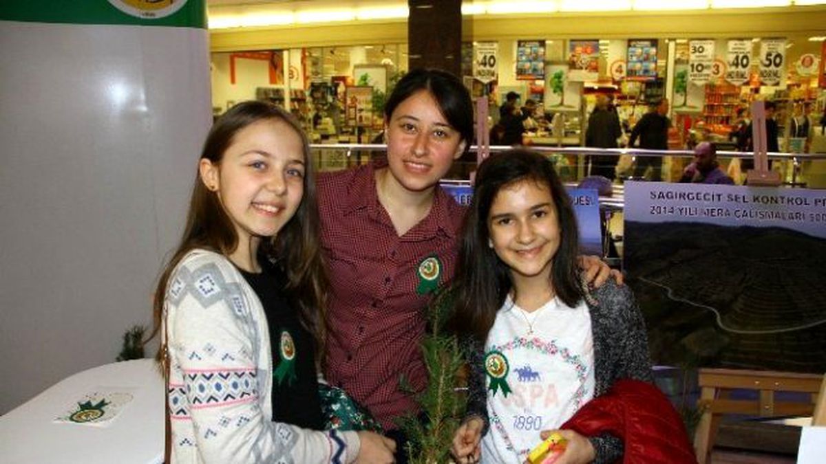 Vatandaşlara Bin Adet Fidan Dağıtıldı