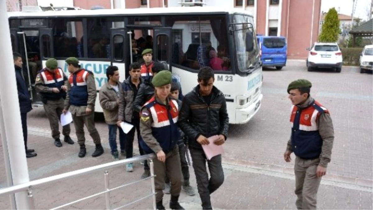 Yakalanan Göçmenler Göç İdaresi İl Müdürlüğüne Teslim Edildi
