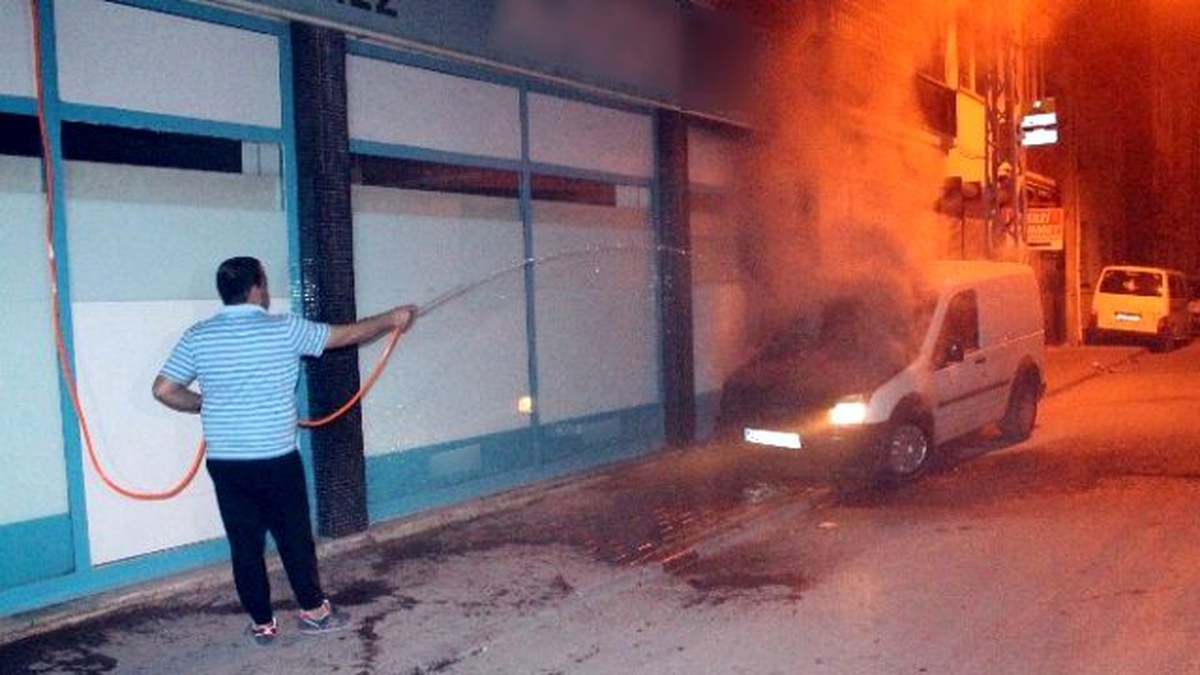 Konya\'da Yanan Aracı Hortum ve Leğenlerle Söndürmeye Çalıştılar