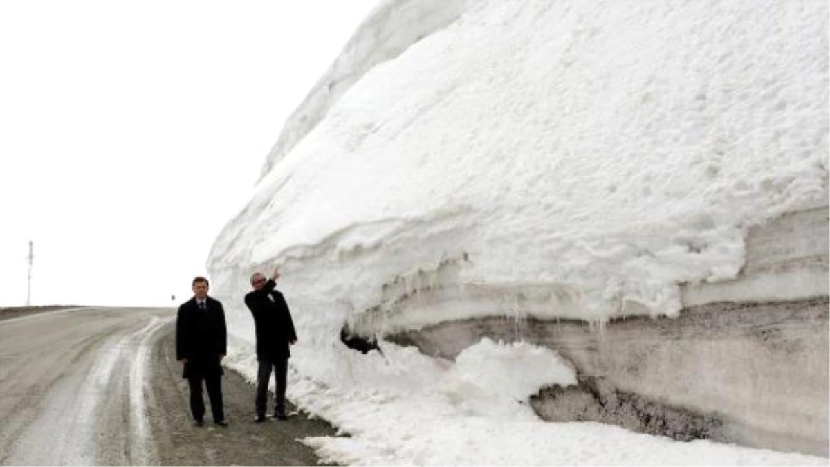 10 Metrelik Kar Kütlesi Valiyi Şaşırttı