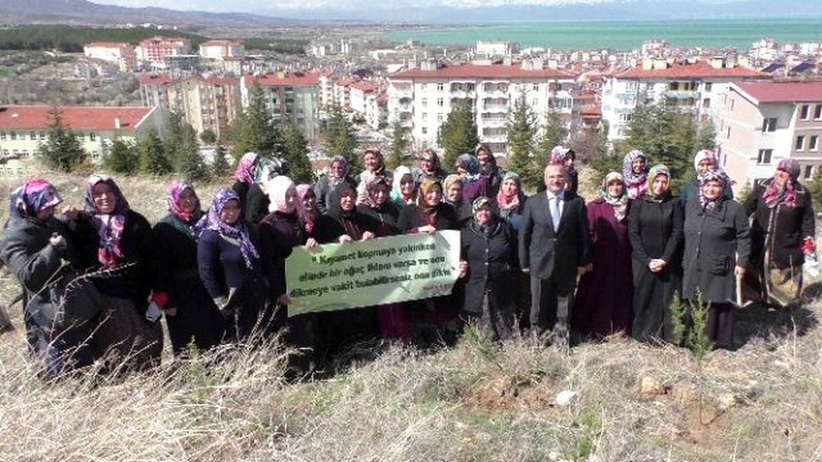 Beyşehir\'de Kız Kur\'an Kursu Öğrencileri Fidan Dikti