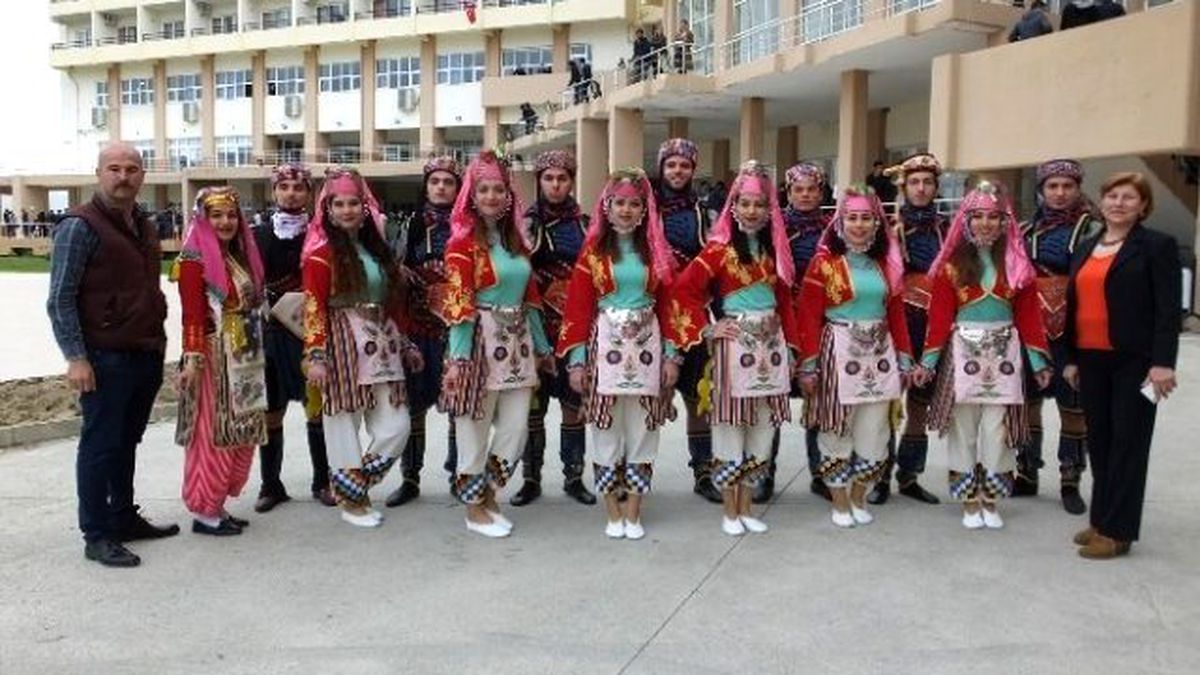 Burhaniye\'de Üniversiteli Oyuncular İlgi Gördü