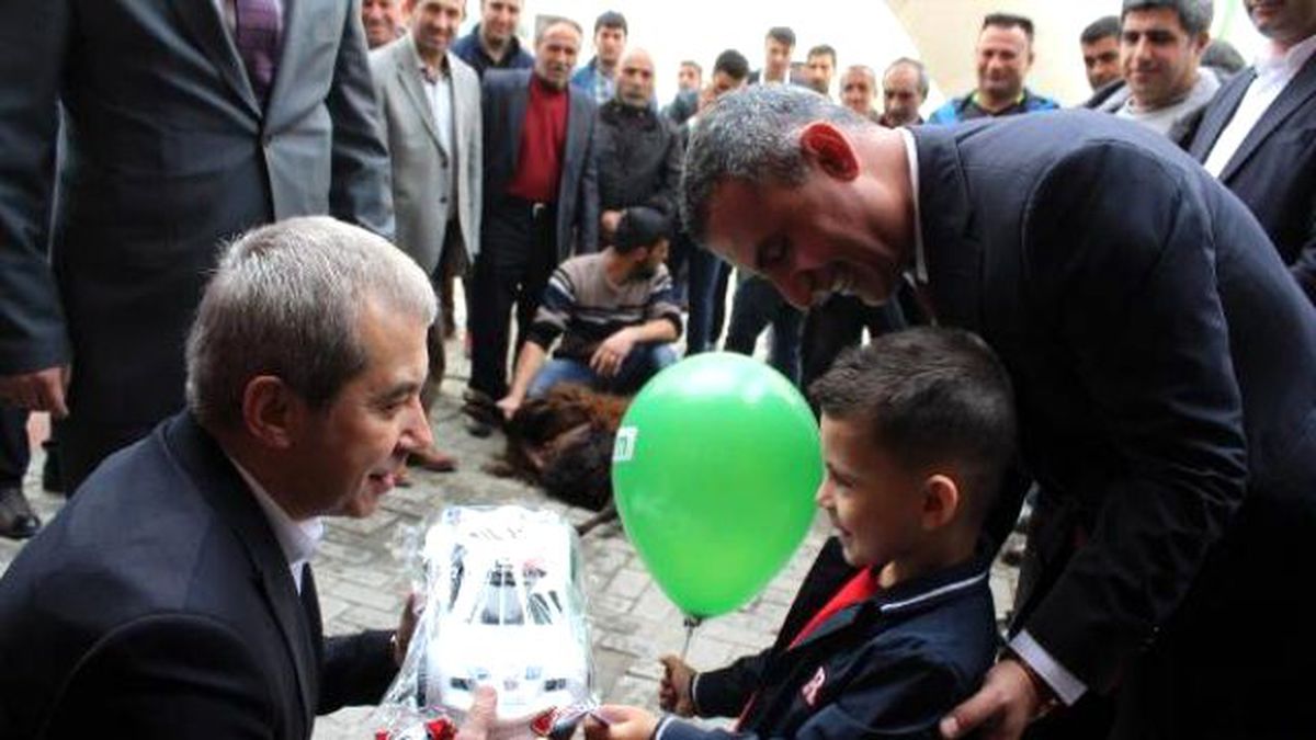 Emniyet Müdüründen DBP'li Belediye Başkanının Oğluna Oyuncak Polis Arabası