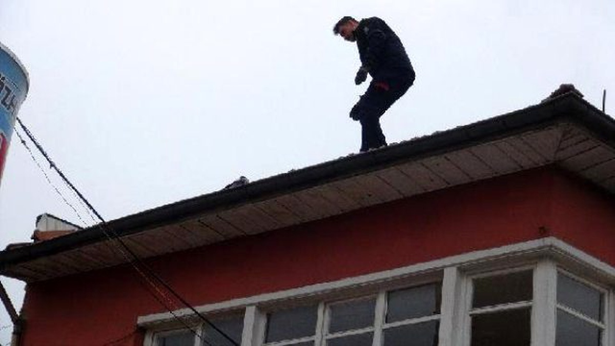 Kiremitler Arasına Sıkışan Güvercini İtfaiye Kurtardı