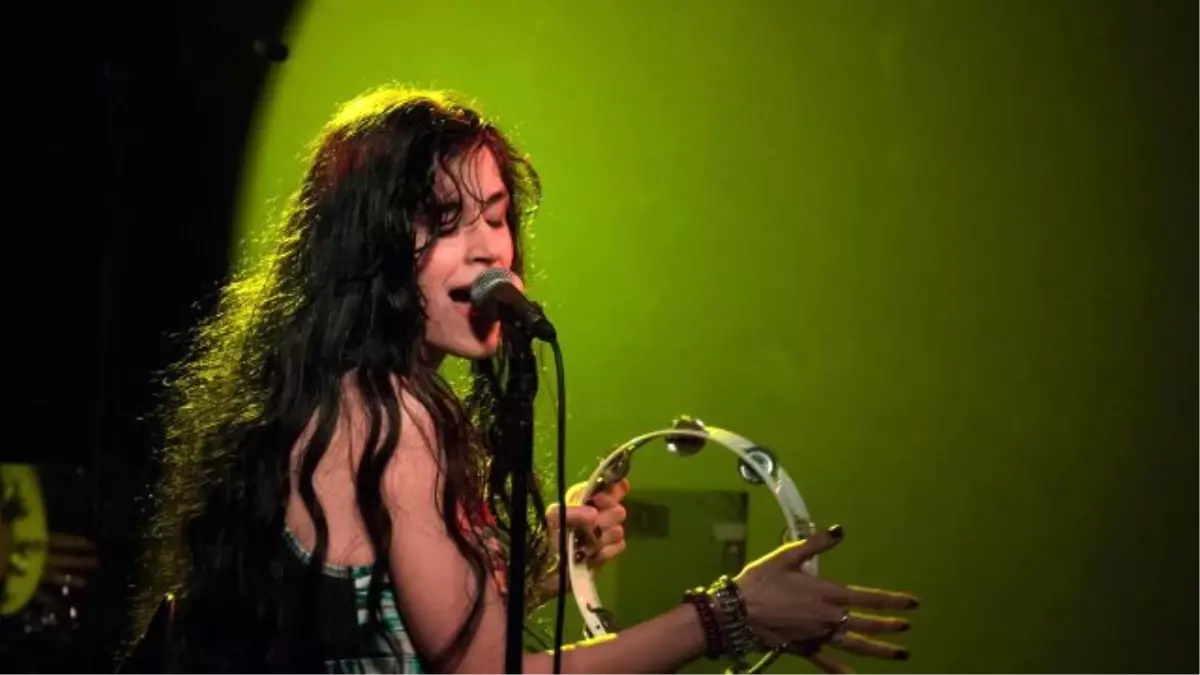 Kıvılcım Ural\'ın Babası \'\'Mavi Işıklar\'\' Grubunun Gitaristi Çıktı