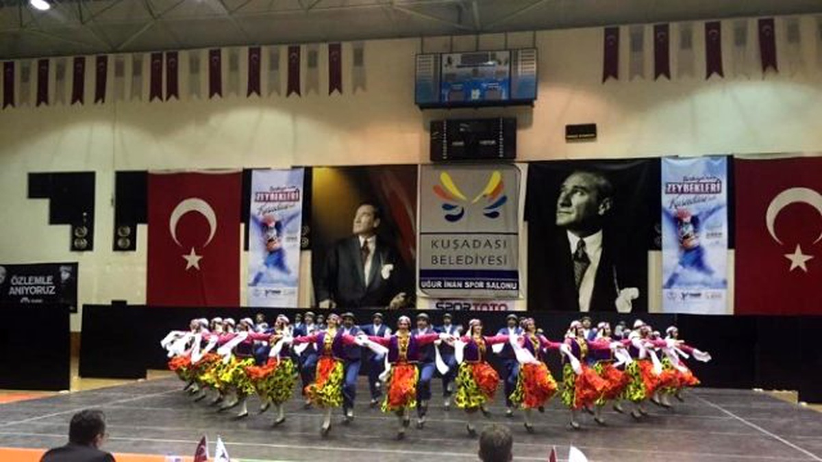 Türkiye\'nin Zeybekleri Kuşadası\'nda Buluştu