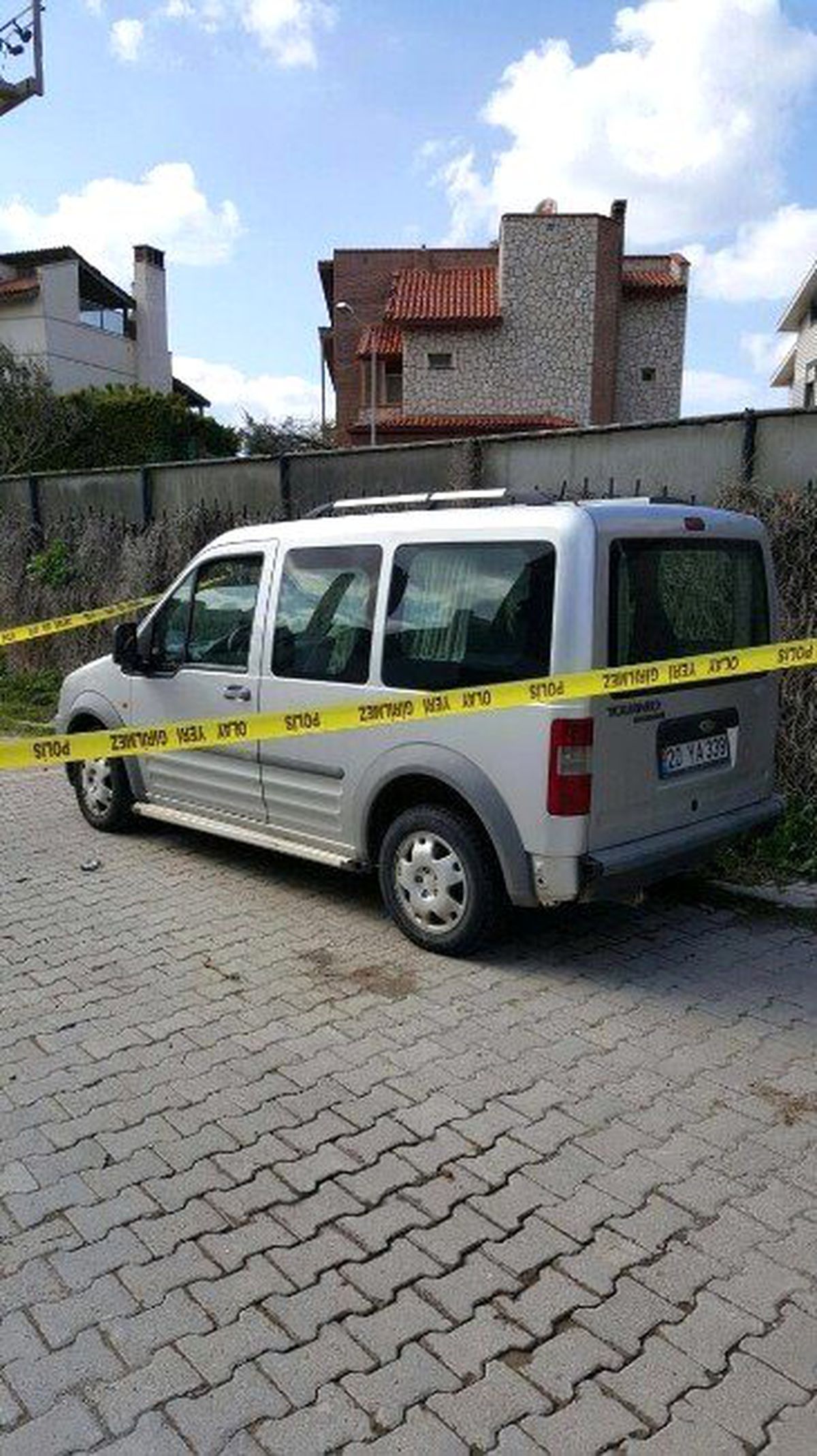 Araç İçerisinde 2 Ceset Bulundu