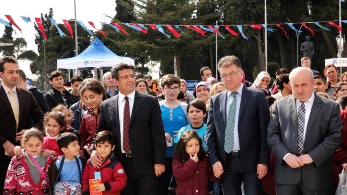 Çocuklarıyla Meydanda Kitap Okuyup, Çay İçtiler