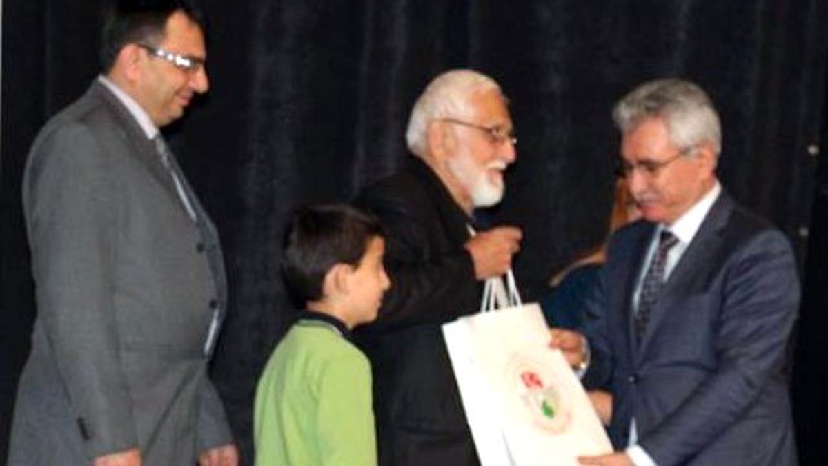 Eşini Kaybeden Yaşlı Adam Kendini Kitaplara Verdi