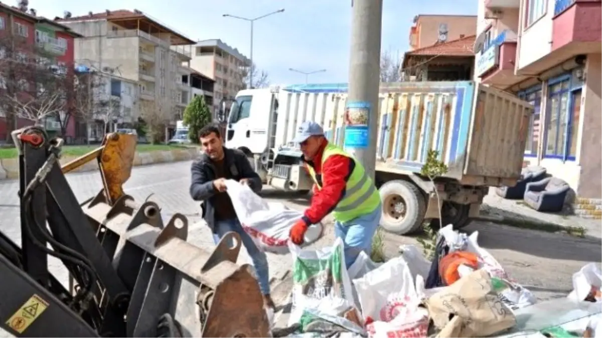 Gölbaşı Belediyesi, Molozları Topluyor