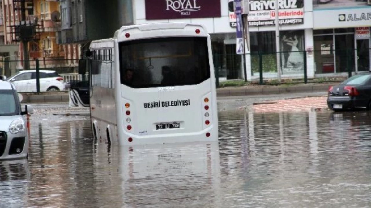 Halk Otobüsü Yağmur Suyunda Mahsur Kaldı