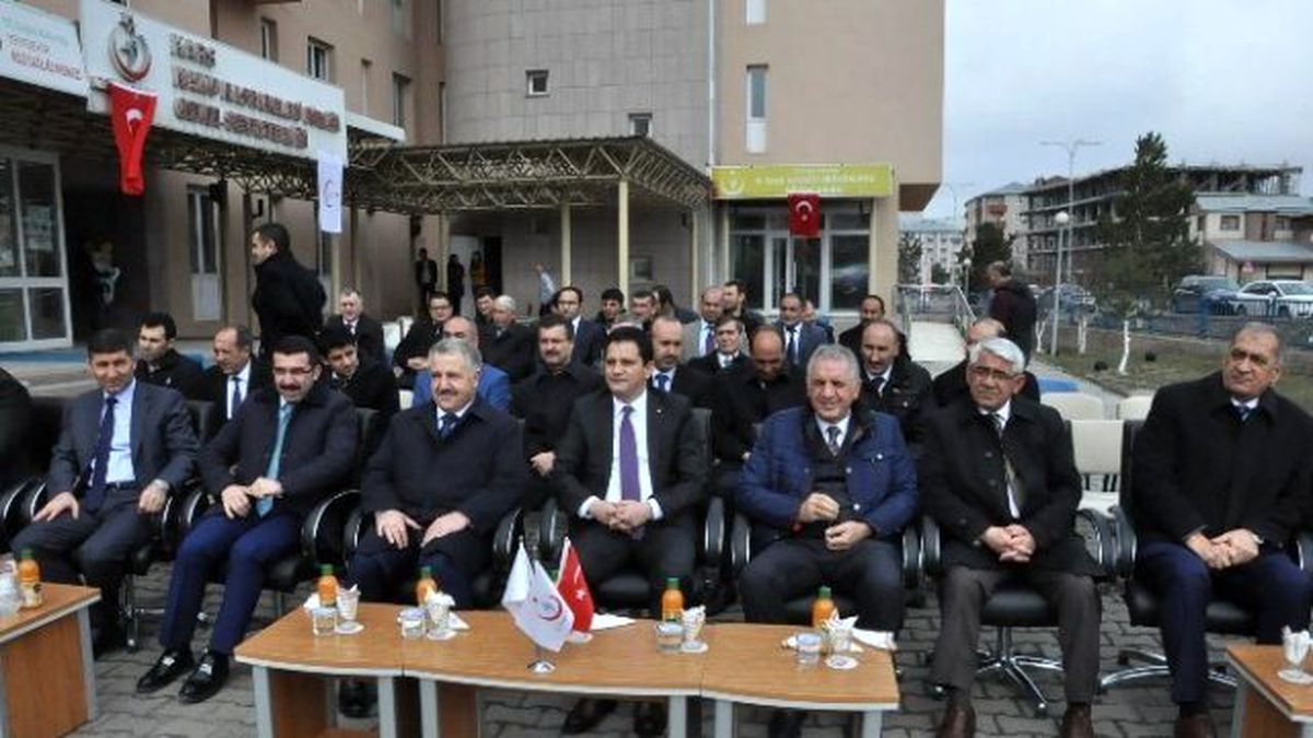 Kars\'a Sağlık Bakanlığı\'nca Gönderilen Ambulanslar Dualarla Hizmete Sokuldu