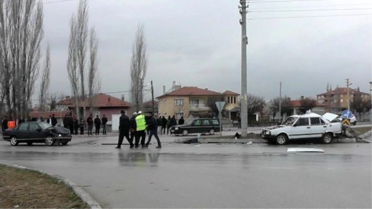 Konya\'da Otomobiller Çarpıştı: 6 Yaralı