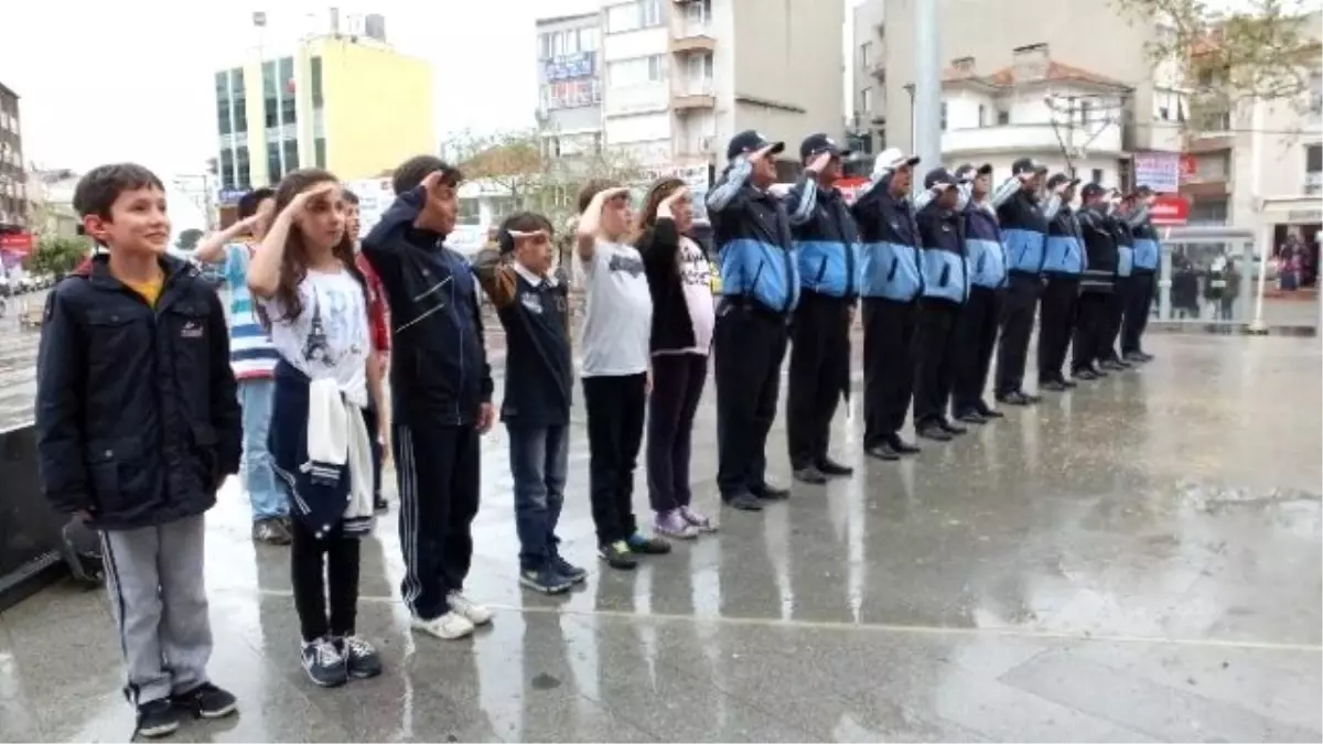 Öğrenciler İstiklal Marşı Okuyan Zabıtaya Eşlik Etti