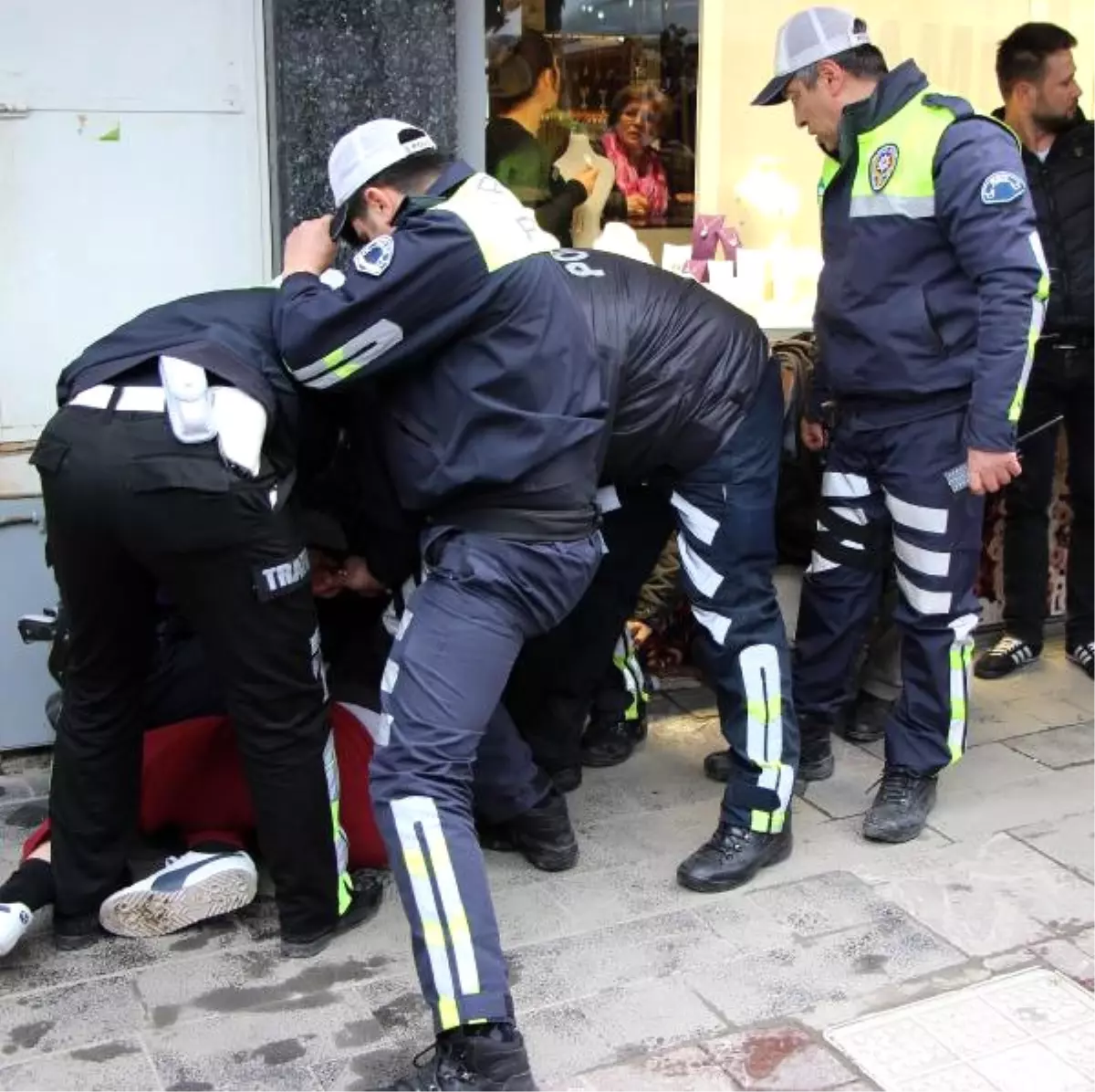 Park Tartışmasında Polise Küfür Edince Gözaltına Alındı