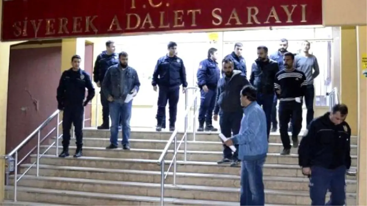 Polis Karakoluna Molotof Atan 2 Kişi Tutuklandı