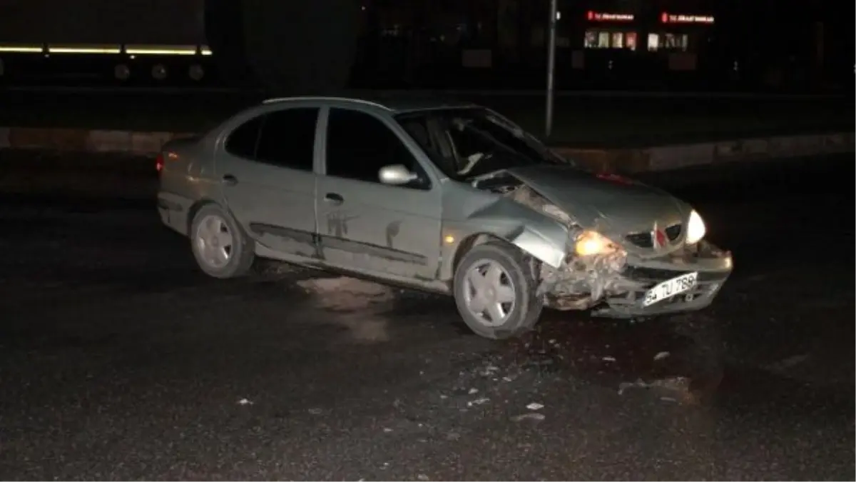 Sakarya\'da Otomobiller Çarpıştı: 2 Yaralı