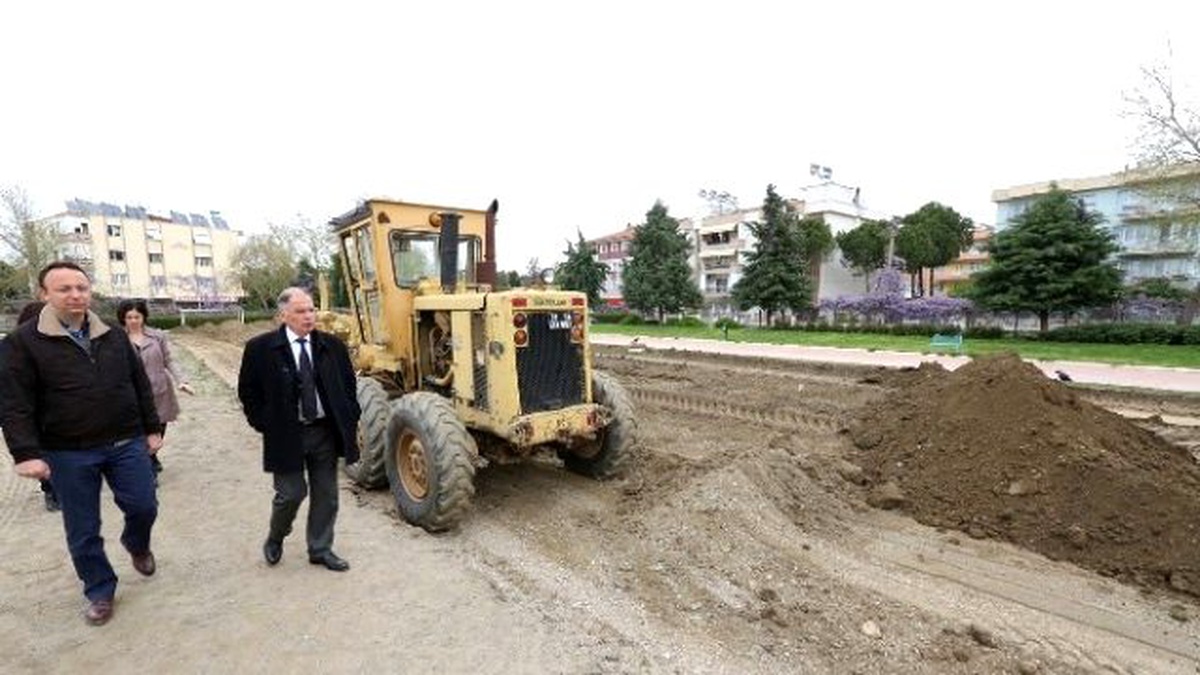 Selçuk\'ta Tören Alanına Suni Çim Ekiliyor