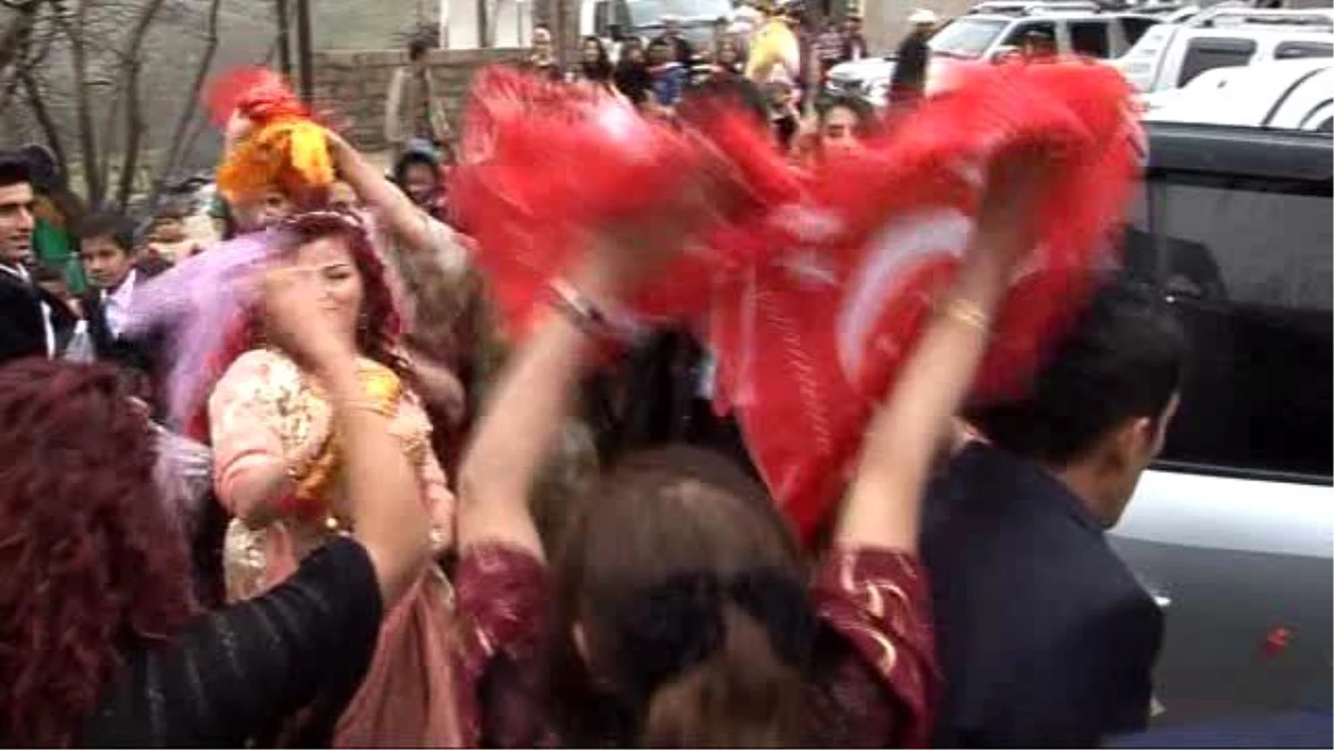 Şemdinli Irak Sınırındaki Derecik\' Te Türk Bayraklı Düğün
