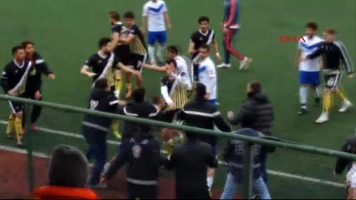 Sivas\'ta Amatör Lig Maçında Kavga Çıktı, 6 Futbolcu Oyundan Atıldı