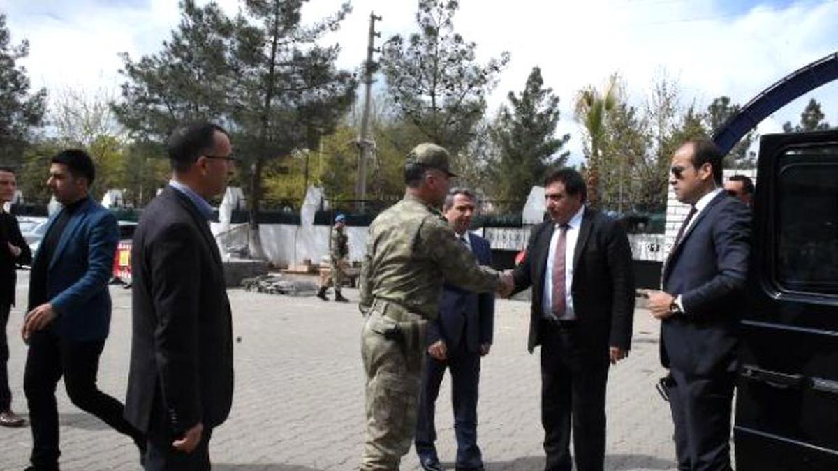 Siverek\'te Askeri Araca Bombalı Tuzak Kuran Pkk, 3 Askeri Yaraladı, 1 Muhtarı Şehit Etti (5)
