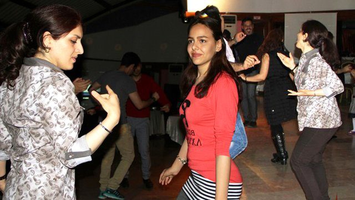 Van\'a Hücum Eden İranlılar Gündüz Alış Verişte, Gece Eğlencede