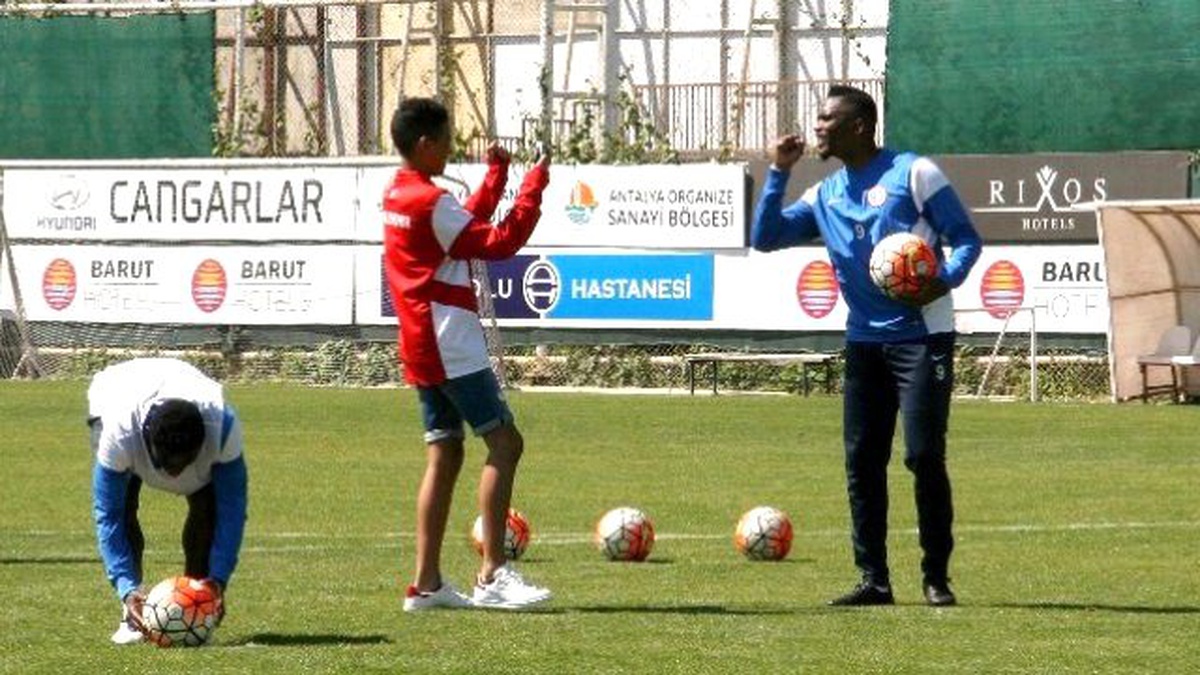 Antalyaspor Antrenmanında Eto\'o\'nun Özel Konuğu