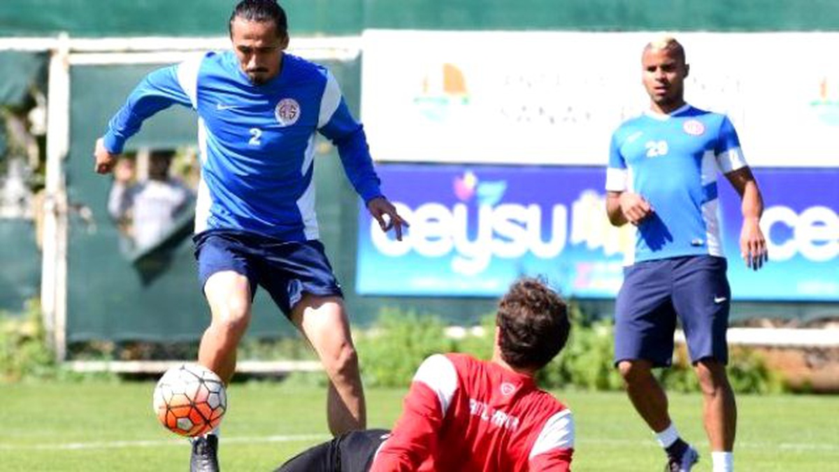 Antalyaspor\'un Antrenmanında Eto\'o Oğluyla Penaltı Çalıştı
