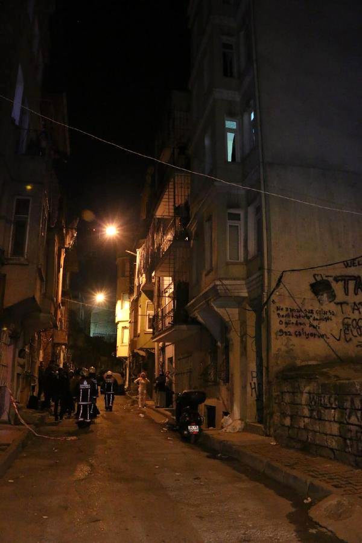 Beyoğlu\'nda 2 Katlı Boş Bina Çöktü