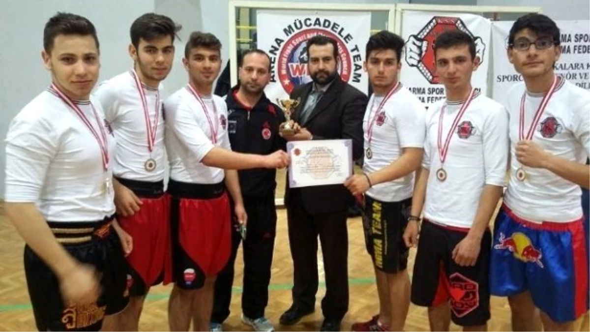 Burhaniyeli Sporcular İzmir\'den Madalya ile Döndü