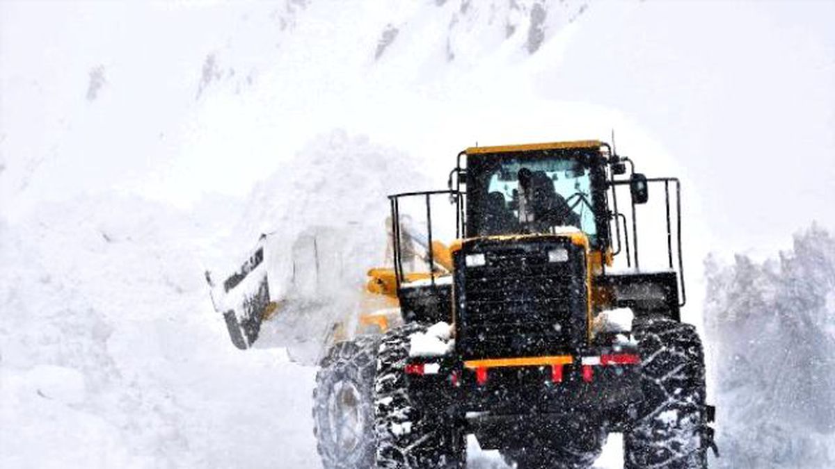 Çığ, Van- Bahçesaray Yolunu Ulaşıma Kapattı