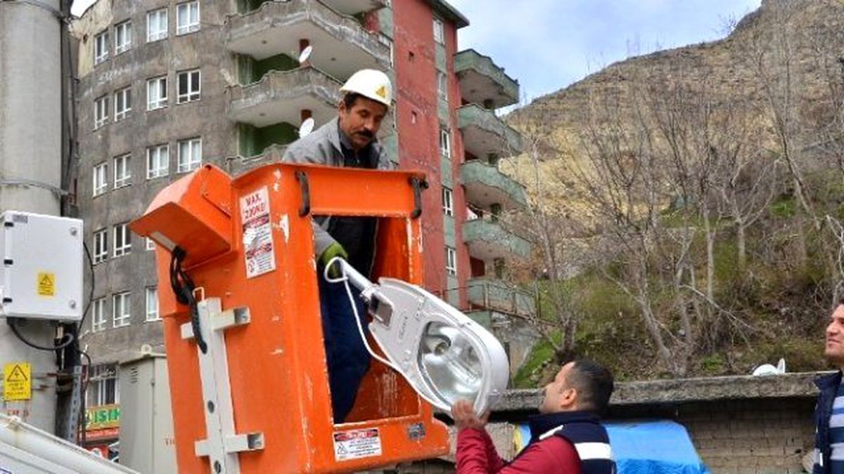Dicle Elektrik Dağıtım, Uludere ve Beldelerinde Aydınlatma Çalışmaları Yapıyor