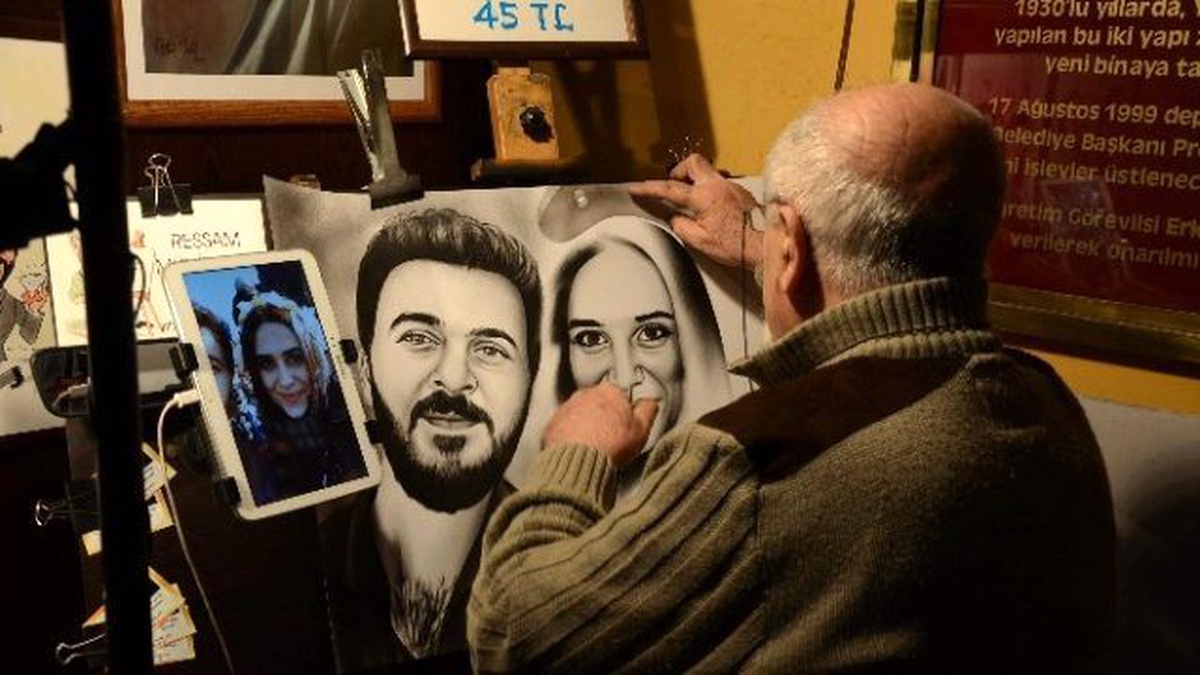 Eğitim Alamadan Profesyonel Olarak Portre ve Karikatür Çiziyor