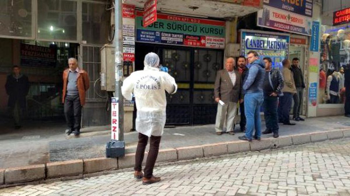 Emekli Kadın Öğretmeni Evinde Öldürüp Altınlarını Çaldılar