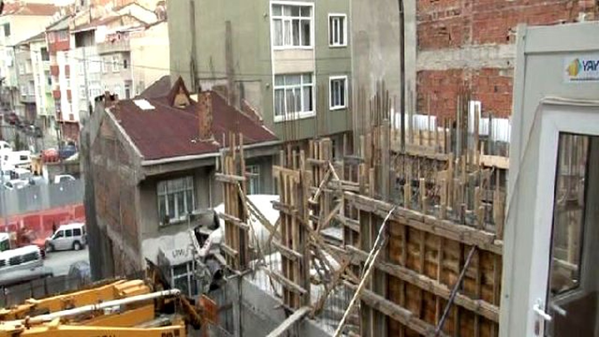 Esenler\'de Yıkılan Duvarın Altında Kalan Yaşlı Kadın Ağır Yaralandı
