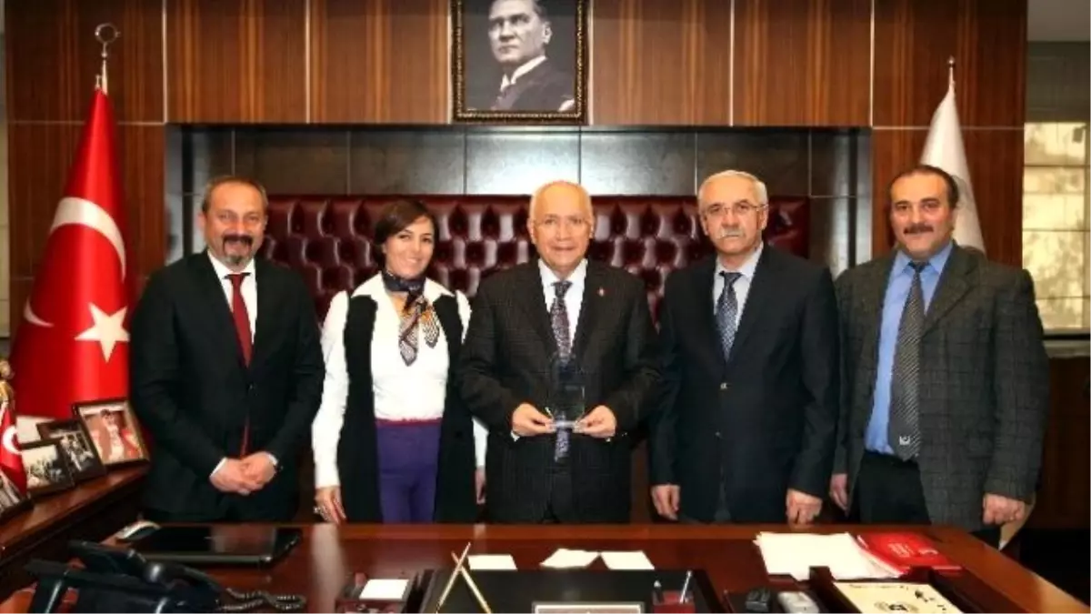 Güneşe Türküler" Yaşar\'a Plaket Getirdi