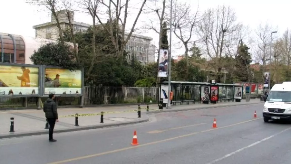 İstanbul\'da Durakta Unutulan Çanta Polisi Alarma Geçirdi