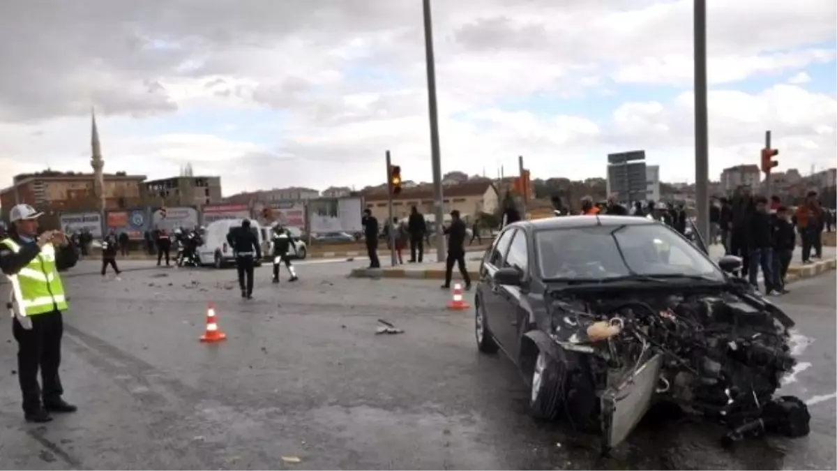 Kaza Sonrası Alev Alan Araç İtfaiye Tarafından Söndürüldü