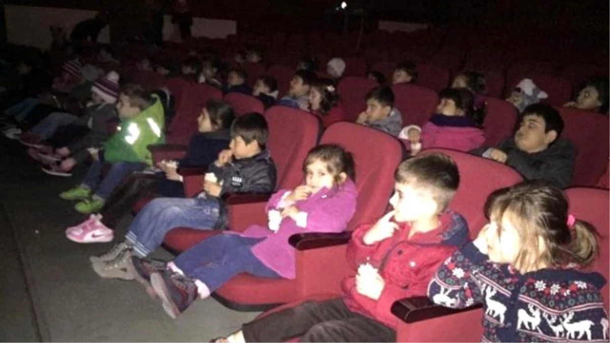 Kreş Öğrencilerinin Sinema Keyfi