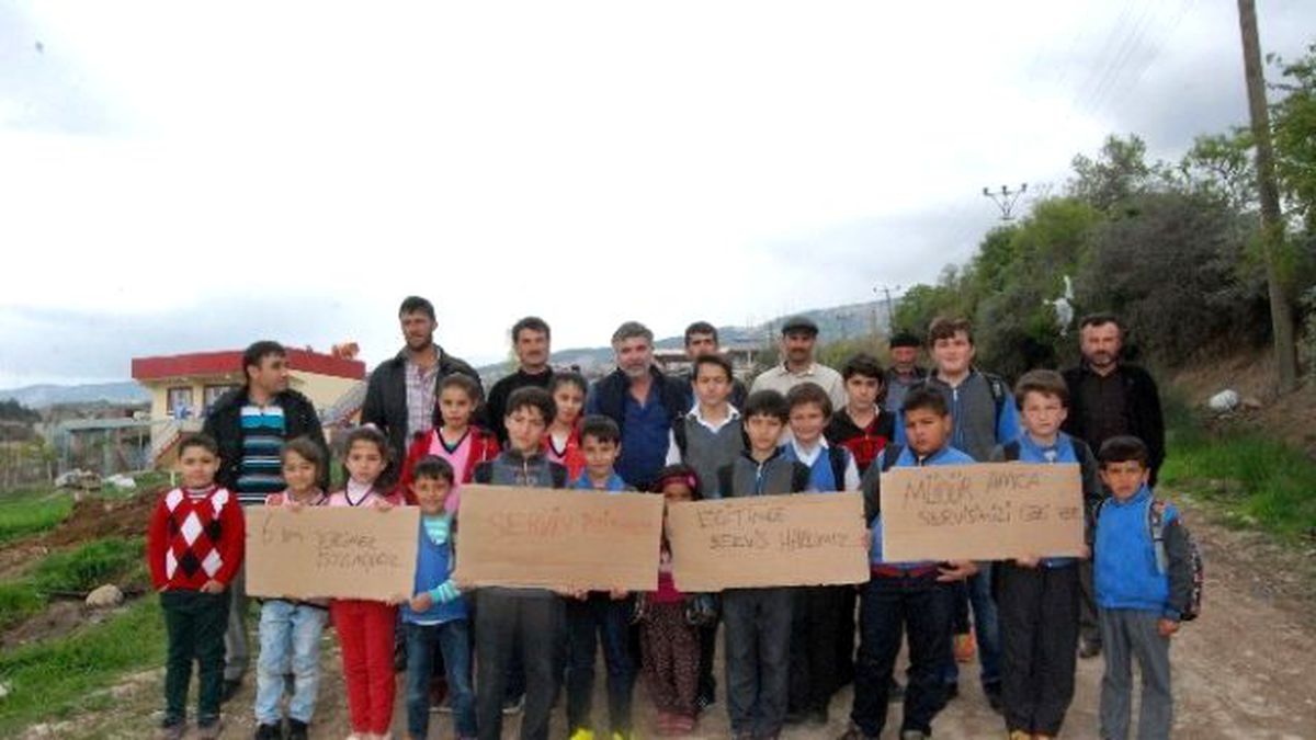 Minik Öğrenciler Yol Kesip Eylem Yaptı