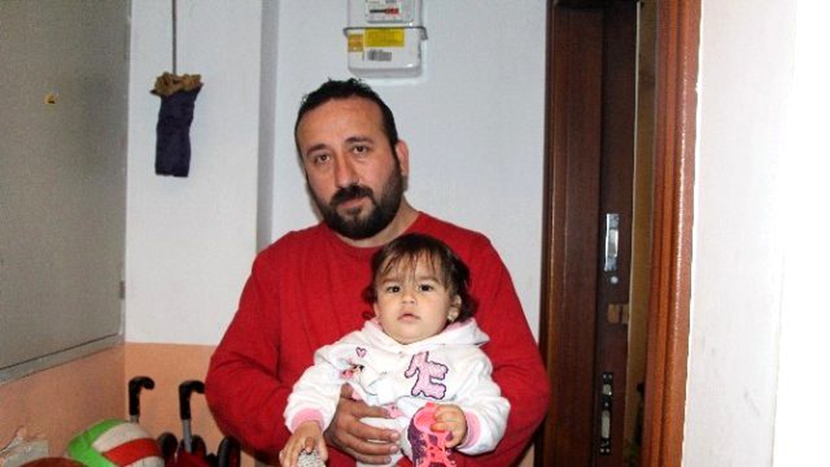2 Yaşındaki Çocuğun Bile Ayakkabısını Çaldı