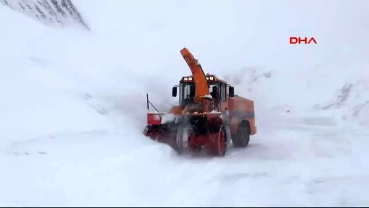 Van Çığ, Van- Bahçesaray Yolunu Ulaşıma Kapattı