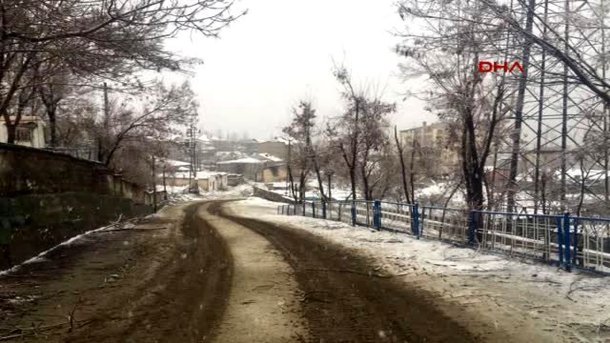 Yüksekova\'da Bir Tankın İçine Düşebileceği Genişlikte Kazılan Hendek Kapatıldı