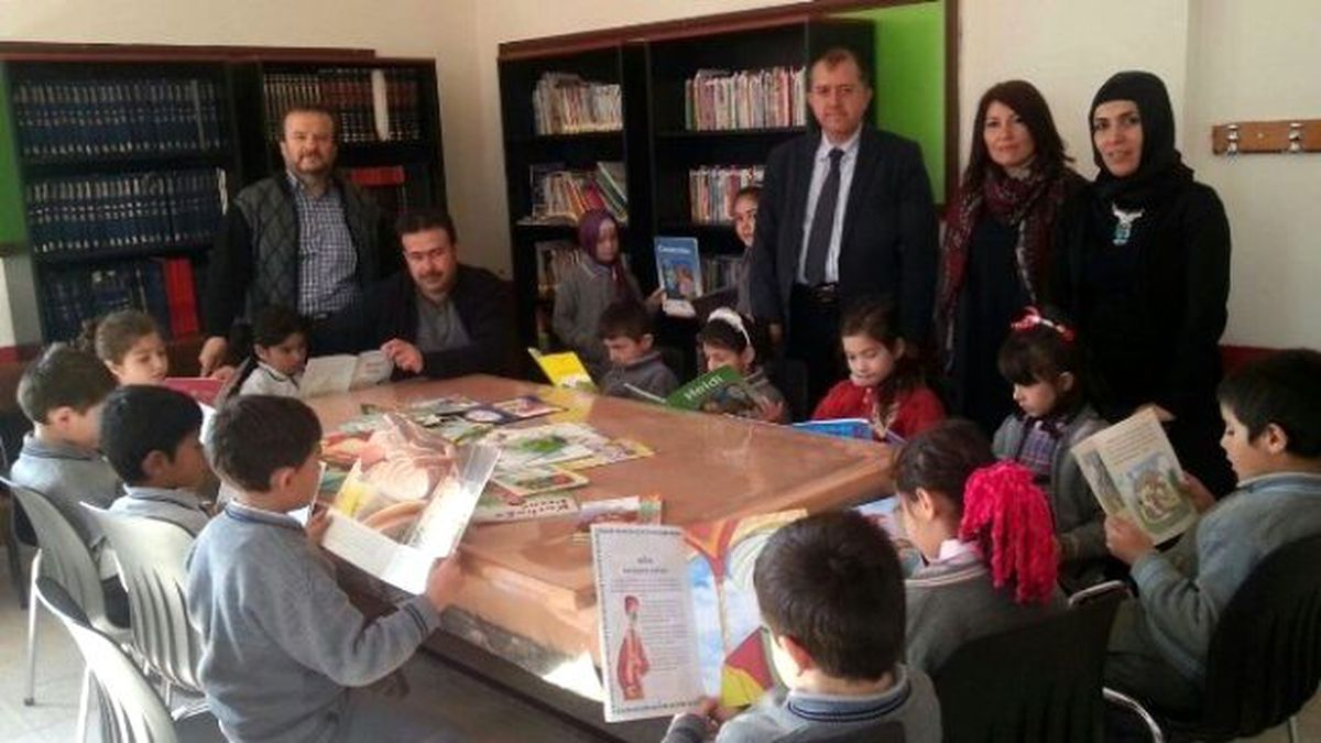 Zeki Aktürk\'ten Kütüphane İçin 800 Kitap