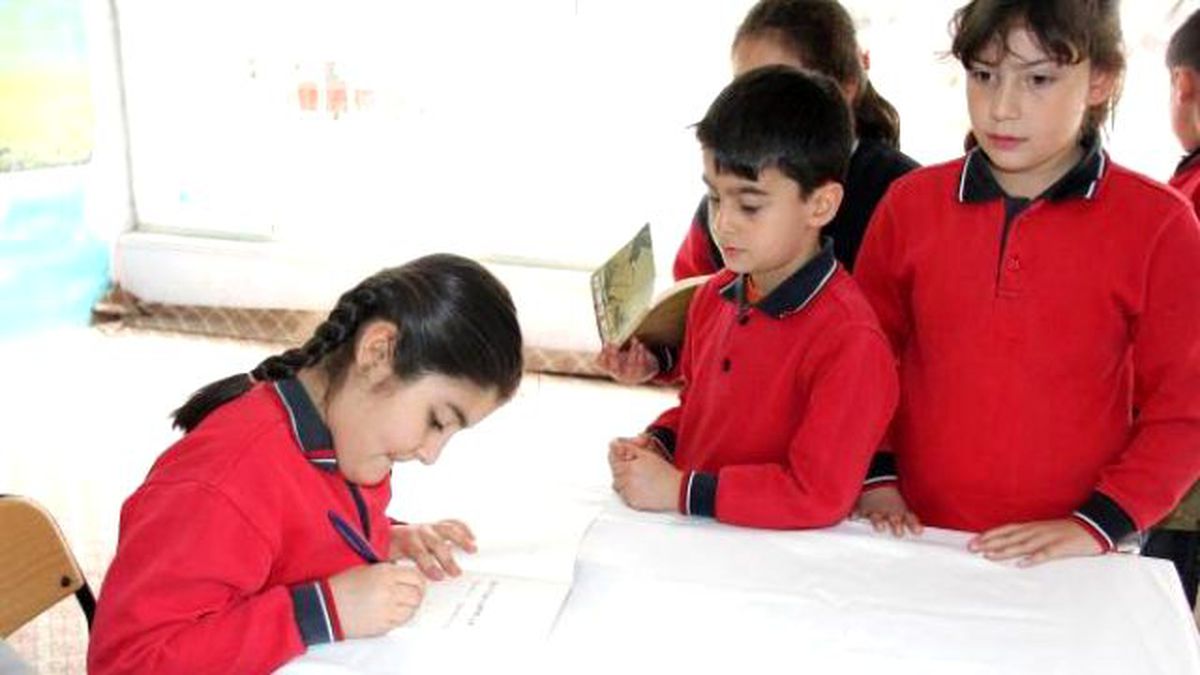 10 Yaşındaki Elif Şiir Kitabını İmzaladı